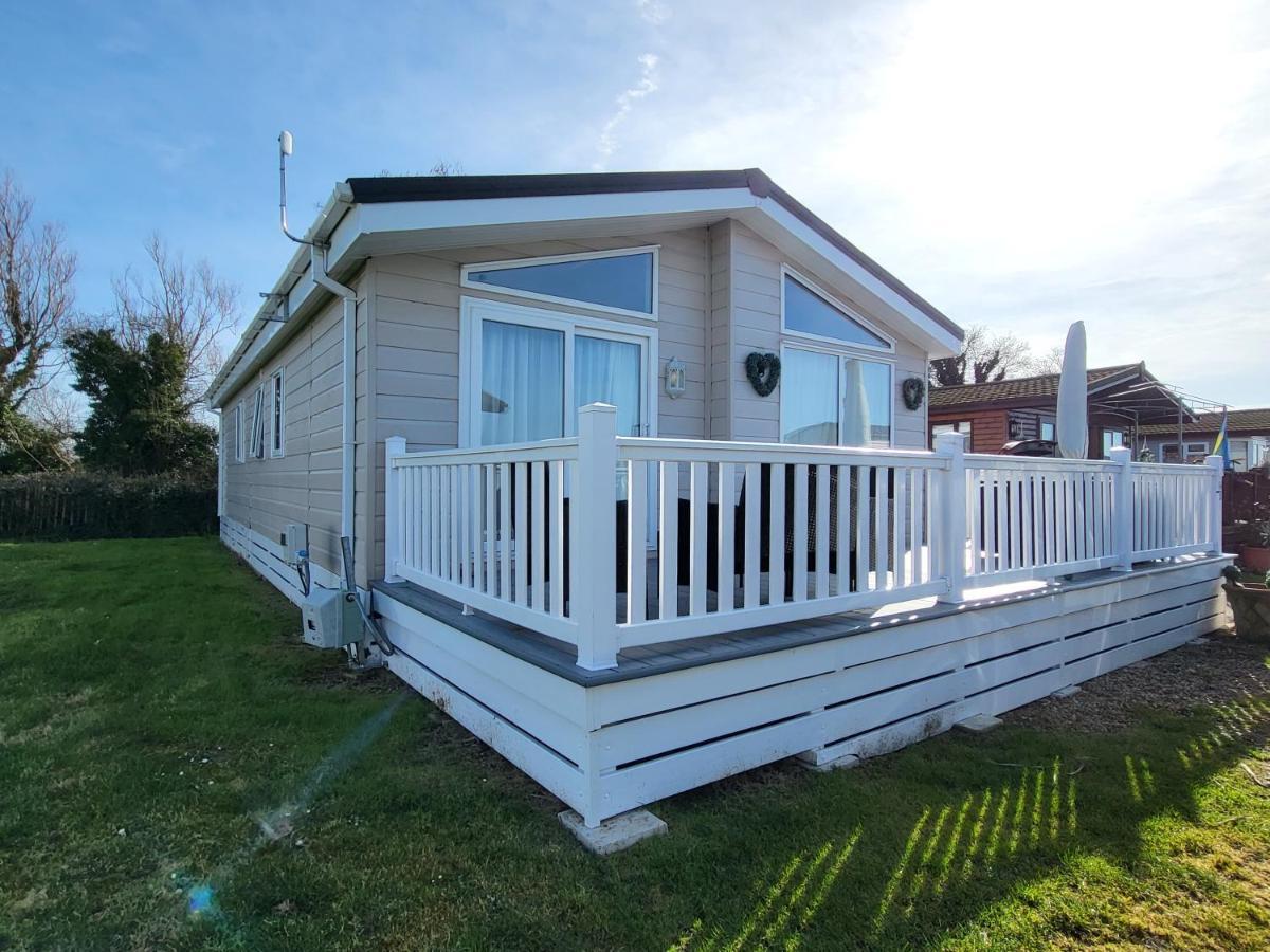 Idyllic Lakeview Lodge Chichester Exterior foto